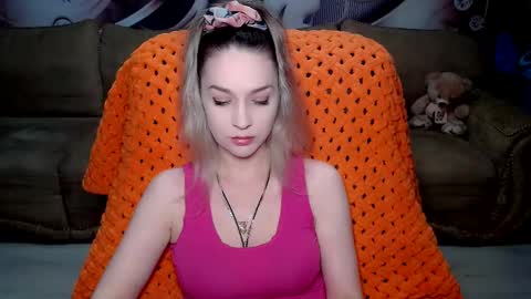 Snapshot of lovellymalina chatting on 12.25.24 private open online show from 12.25.24