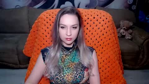 Snapshot of lovellymalina chatting on 12.28.24 private open online show from 12.28.24