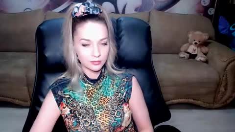 Snapshot of lovellymalina chatting on 01.18.25 private open online show from 01.18.25