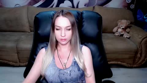 Snapshot of lovellymalina chatting on 03.10.25 private open online show from 03.10.25