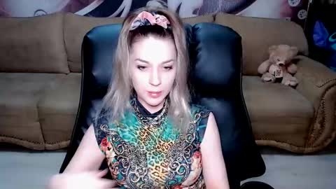 Snapshot of lovellymalina chatting on 03.11.25 private open online show from 03.11.25