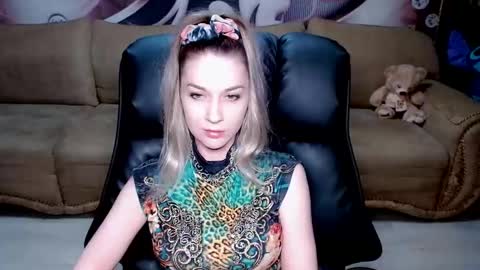 Snapshot of lovellymalina chatting on 03.11.25 private open online show from 03.11.25