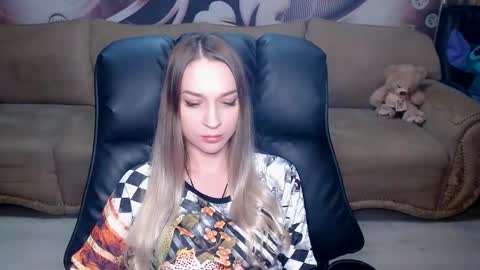 Snapshot of lovellymalina chatting on 03.12.25 private open online show from 03.12.25