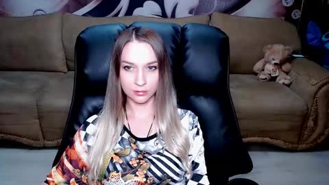 Snapshot of lovellymalina chatting on 03.12.25 private open online show from 03.12.25