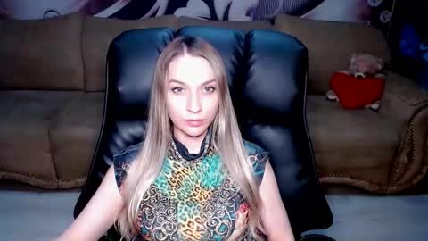Snapshot of lovellymalina chatting on 10.18.25 private open online show from 10.18.25