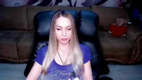 Snapshot of lovellymalina chatting on 10.25.25 private open online show from 10.25.25