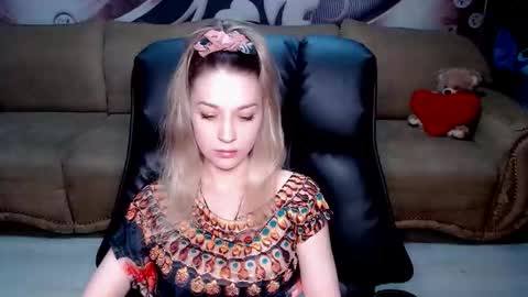 Snapshot of lovellymalina chatting on 11.11.25 private open online show from 11.11.25