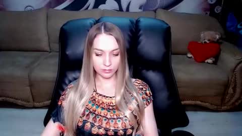 Snapshot of lovellymalina chatting on 11.14.25 private open online show from 11.14.25
