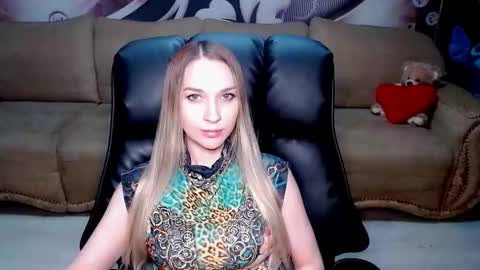 Snapshot of lovellymalina chatting on 11.15.25 private open online show from 11.15.25