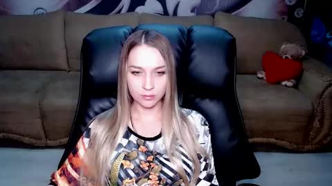 Snapshot of lovellymalina chatting on 11.17.25 private open online show from 11.17.25