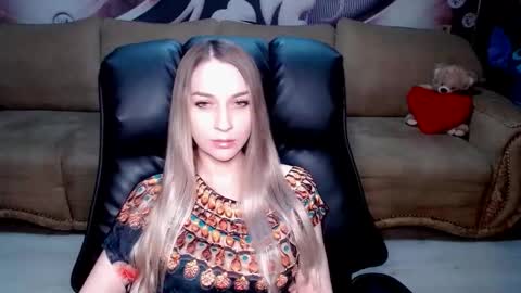 Snapshot of lovellymalina chatting on 11.23.25 private open online show from 11.23.25