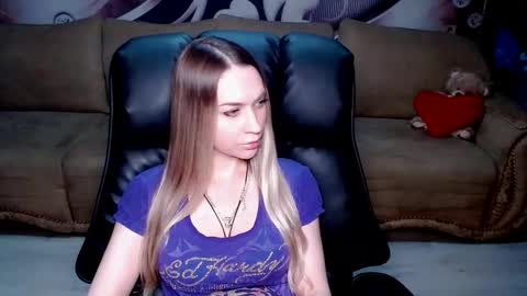 Snapshot of lovellymalina chatting on 12.03.25 private open online show from 12.03.25