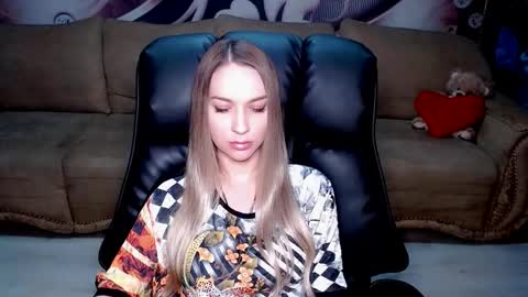 Snapshot of lovellymalina chatting on 12.04.25 private open online show from 12.04.25