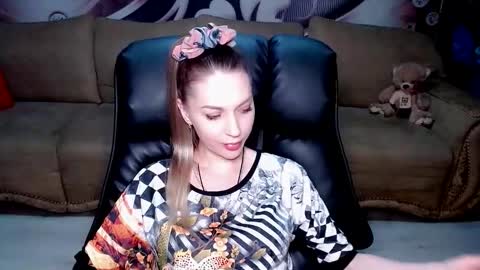 Snapshot of lovellymalina chatting on 12.15.25 private open online show from 12.15.25