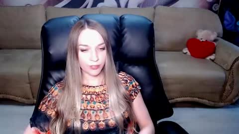 Snapshot of lovellymalina chatting on 05.19.26 private open online show from 05.19.26