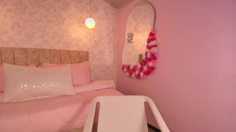 lovely_julls online show from 02.09.26