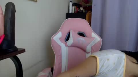 Snapshot of lovely_leah23 chatting on 11.29.25 lovely_leah23 online show from 11.29.25