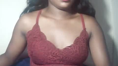 lovelylarra online show from 04.04.26