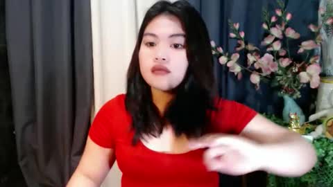 Snapshot of lovelyrhean chatting on 12.05.25 Rhean online show from 12.05.25