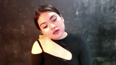 Snapshot of lovelyrhean chatting on 12.20.25 Rhean online show from 12.20.25