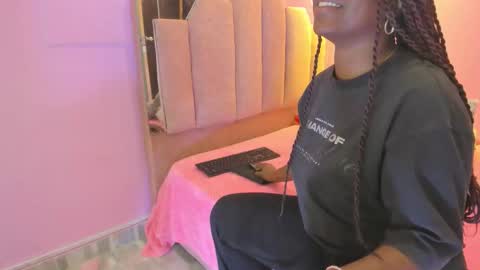 L O V E  online show from 11.28.25