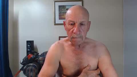 Snapshot of lovesblackazz chatting on 10.12.25 Lovesblackazz online show from 10.12.25