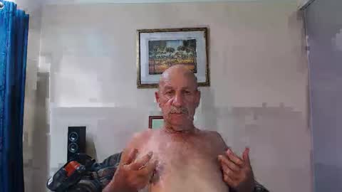 Snapshot of lovesblackazz chatting on 10.28.25 Lovesblackazz online show from 10.28.25