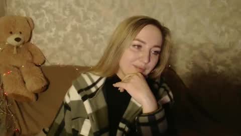 Snapshot of lovesrebecca chatting on 12.18.24 LovesRebecca online show from 12.18.24