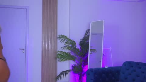 Snapshot of lovingblondie chatting on 01.05.25 Nora online show from 01.05.25