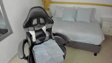 Snapshot of luccia_smith chatting on 10.06.25 L U C C I A online show from 10.06.25