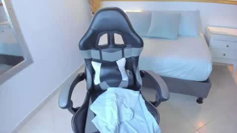 Snapshot of luccia_smith chatting on 10.08.25 L U C C I A online show from 10.08.25