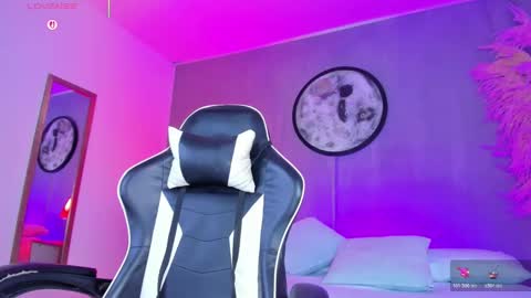 Snapshot of luccia_smith chatting on 11.04.25 L U C C I A online show from 11.04.25