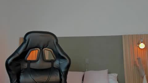 Snapshot of luccia_smith chatting on 02.15.26 L U C C I A online show from 02.15.26