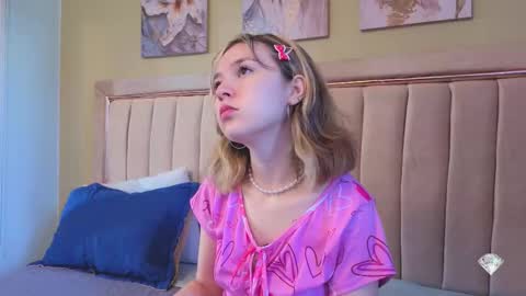 Snapshot of lucia_copper chatting on 10.28.25 lucia_copper online show from 10.28.25