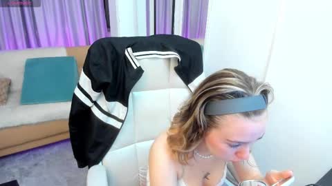 Snapshot of lucia_copper chatting on 11.08.25 lucia_copper online show from 11.08.25