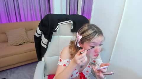 Snapshot of lucia_copper chatting on 11.17.25 lucia_copper online show from 11.17.25