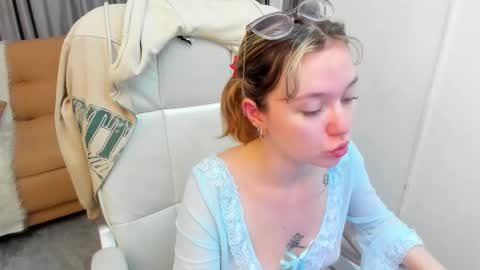 Snapshot of lucia_copper chatting on 12.04.25 lucia_copper online show from 12.04.25