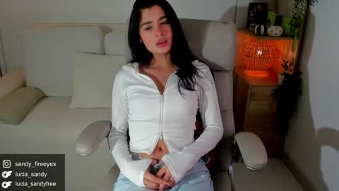 Snapshot of lucia_sandy chatting on 10.22.25 Lu Intagramsandy fireeyes online show from 10.22.25
