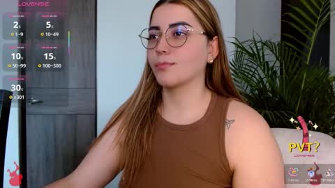 Snapshot of lucia_star_ chatting on 11.03.25 lucia star online show from 11.03.25