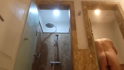 Snapshot of lucianopc chatting on 09.27.25 lucianopc online show from 09.27.25