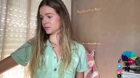 Snapshot of lucie_hot chatting on 09.19.25 Lucie hot follow me on online show from 09.19.25