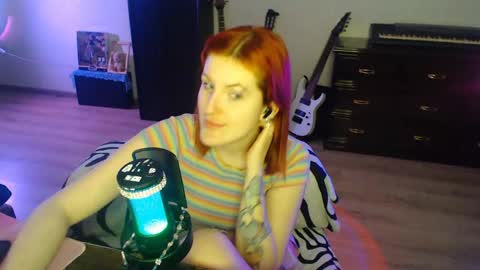 Snapshot of lucindaschaible chatting on 05.04.26 Lexa online show from 05.04.26