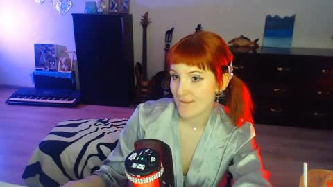 Snapshot of lucindaschaible chatting on 05.09.26 Lexa online show from 05.09.26