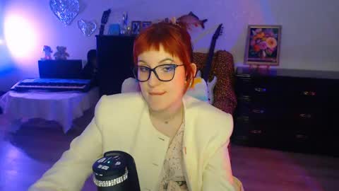 Snapshot of lucindaschaible chatting on 05.10.26 Lexa online show from 05.10.26