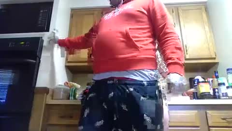 Snapshot of luckmoneylove1012 chatting on 12.12.24 prettybaby1012 online show from 12.12.24