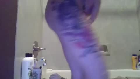 Snapshot of luckmoneylove1012 chatting on 01.06.25 prettybaby1012 online show from 01.06.25