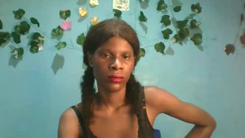 Snapshot of luckymadequeen chatting on 11.05.25 Gloria online show from 11.05.25