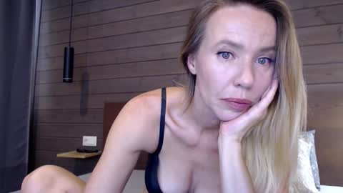 Snapshot of luckymila chatting on 09.26.25 Mila Novak online show from 09.26.25