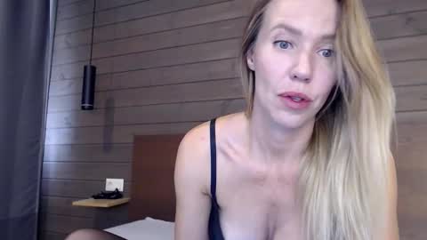Snapshot of luckymila chatting on 10.10.25 Mila Novak online show from 10.10.25