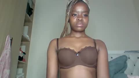 Snapshot of luckyqueen3 chatting on 11.30.25 lilian online show from 11.30.25